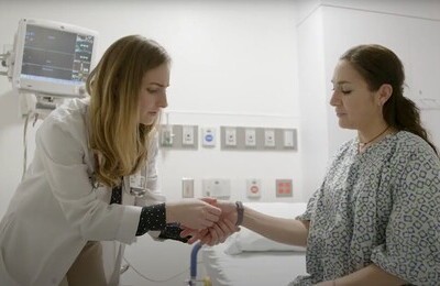 Кодирование Аквилонг в Находке Врач держит пациентку за руку