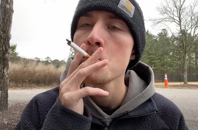 Лечение зависимости от табакокурения в Находке Мужчина с сигаретой делает затяжку