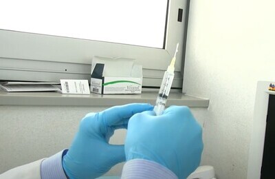 Проведение кодирования Вивитролом в Находке Шприц с Вивитролом в руках у врача